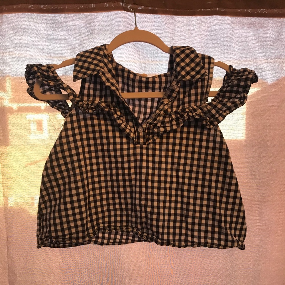 Super cute cold shoulder crop top.